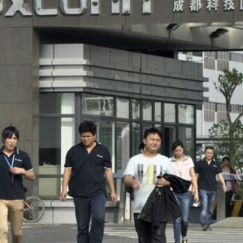 CHINE. Foxconn est régulièrement montré du doigt pour ses conditions de travail. Ici, une usine de Foxconn à Chengdu, dans le Sichuan.