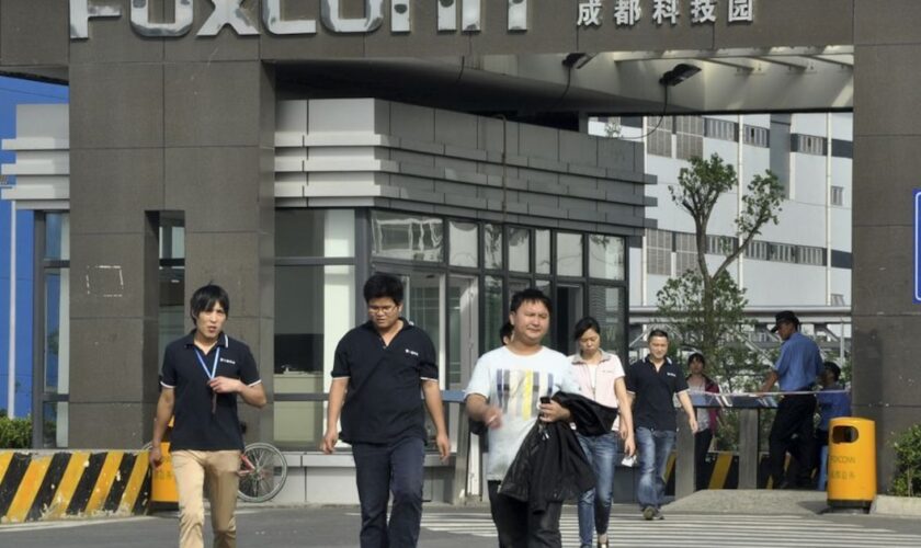 CHINE. Foxconn est régulièrement montré du doigt pour ses conditions de travail. Ici, une usine de Foxconn à Chengdu, dans le Sichuan.