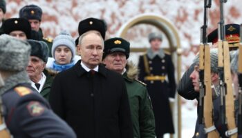 Le président russe Vladimir Poutine assiste à une cérémonie de dépôt de gerbes sur la tombe du soldat inconnu à l'occasion de la journée célébrant les forces armées russes, à Moscou, le 23 février 2024