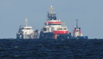 Brennendes Tankschiff »Annika« erreicht Hafen von Rostock