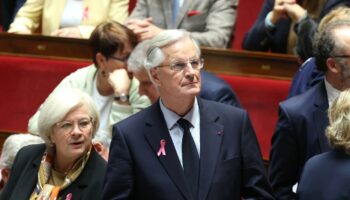 La ministre du Partenariat avec les territoires et de la Décentralisation Catherine Vautrin et le Premier ministre Michel Barnier à l'Assemblée nationale, le 1er octobre 2024