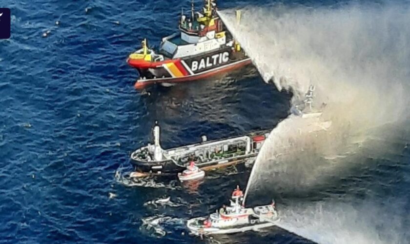 Großeinsatz in der Ostsee: Brennender Öltanker erreicht Rostock