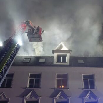 Beim Brand eines Mehrfamilienhauses in Plauen bleiben alle Bewohner und Anwohner unverletzt. (Symbolbild) Foto: -/Stadt Plauen/d