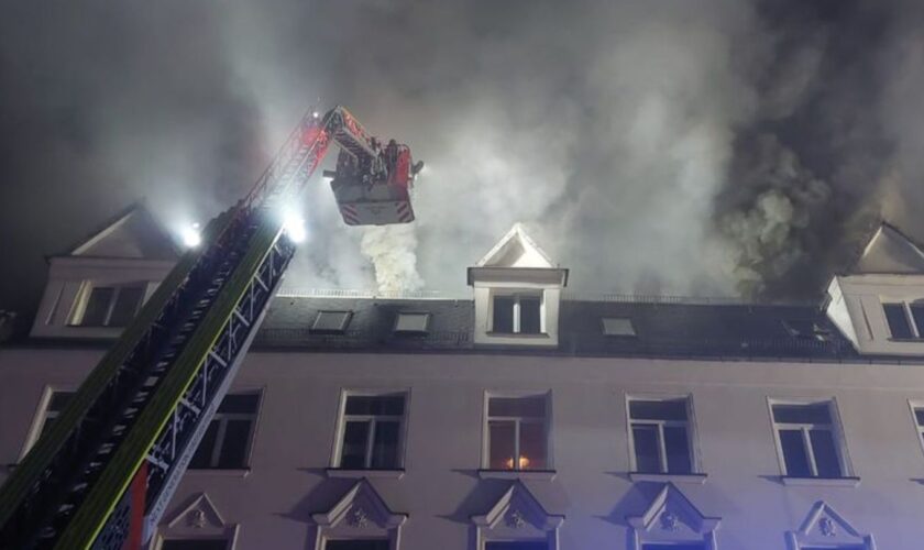 Beim Brand eines Mehrfamilienhauses in Plauen bleiben alle Bewohner und Anwohner unverletzt. (Symbolbild) Foto: -/Stadt Plauen/d