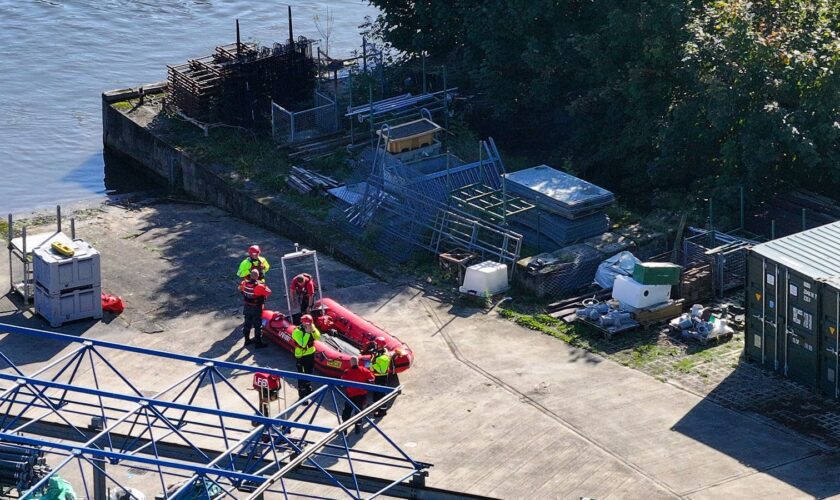 Search resumes for man missing after boat capsized in River Thames