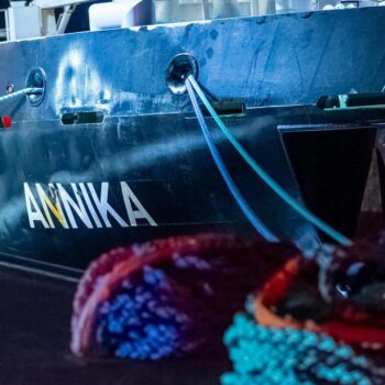 Öltanker Annika: Taucher untersuchen havariertes Schiff im Rostocker Hafen