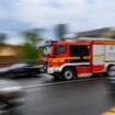 In Döbeln sind drei Autos in Flammen aufgegangen, zwei erlitten einen Totalschaden. (Symbolbild) Foto: Robert Michael/dpa