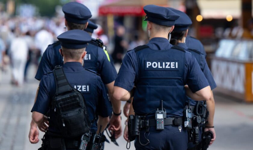 Polizei ermittelt nach „Ausländer raus“-Gesängen auf Volksfest