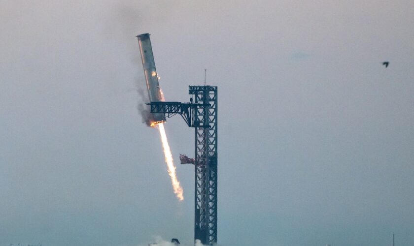 Le premier étage de la fusée Starship de SpaceX est attrapé par sa tour de lancement après un vol d'essai, à la base spatiale de Boca Chica, au Texas, le 13 octobre 2024