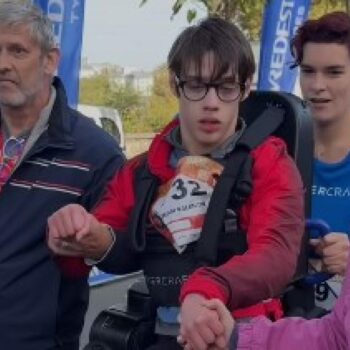 20 km de Paris : Valentin Muguet effectue les 150 derniers mètres dans un exosquelette, une image forte