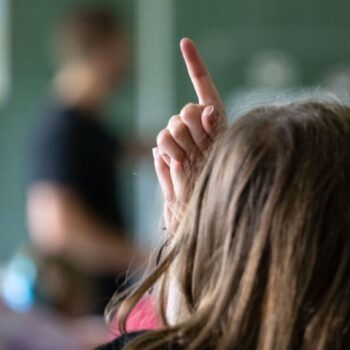 Ab dem Schuljahr 2026/2027 gibt es einen Rechtsanspruch auf Ganztagsbetreuung in der Grundschule. (Archivfoto) Foto: Marijan Mur