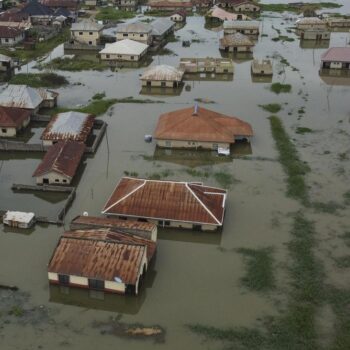 Westafrika: Zehntausende fliehen vor Überschwemmungen in Nigeria