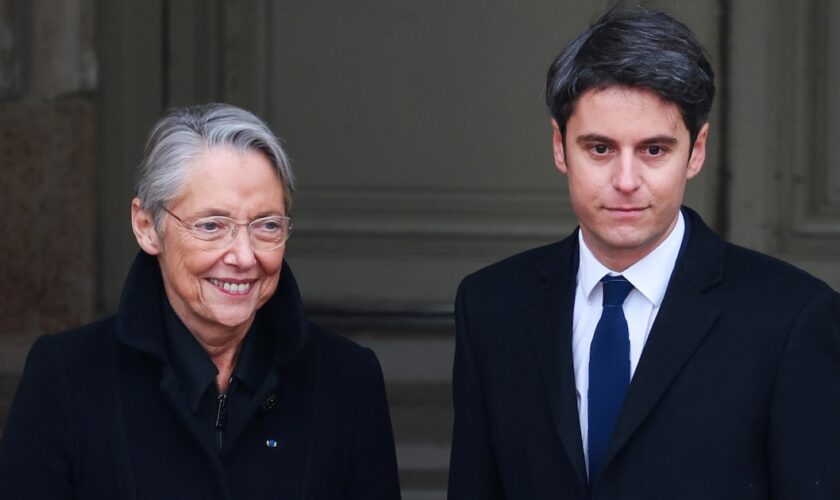 Le nouveau Premier ministre Gabriel Attal et la Première ministre sortante Elisabeth Borne lors de la passation de pouvoir à l'hôtel Matignon à Paris, le 9 janvier 2024