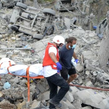 Des secours évacuent un corps sorti des décombres d'un bâtiment visé par une frappe israélienne dans le village de Aïto, dans le nord du Liban, le 14 octobre 2024, sur fond de guerre entre le Hezbollah et l'armée israélienne