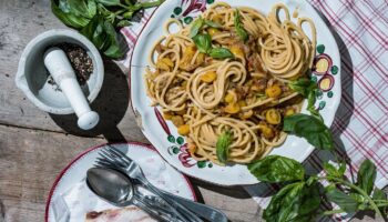 Spaghetti alla Chitarrac angerichtet auf einem Tisch