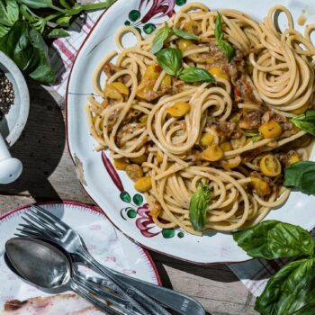 Spaghetti alla Chitarrac angerichtet auf einem Tisch