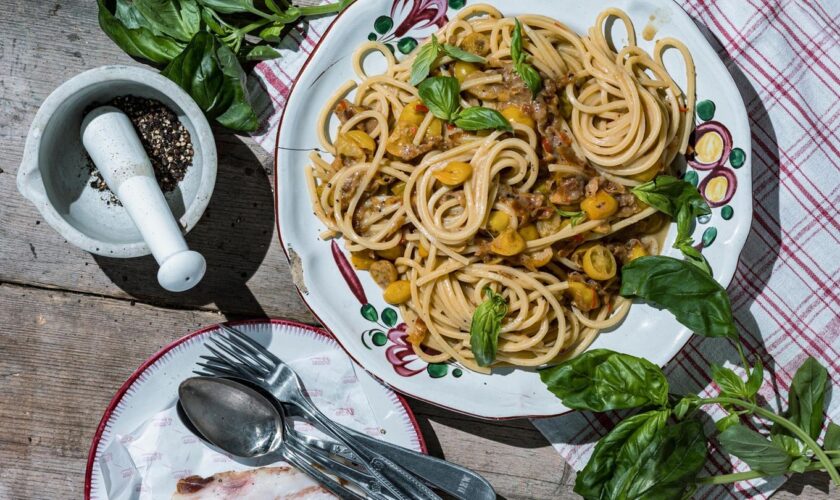 Spaghetti alla Chitarrac angerichtet auf einem Tisch