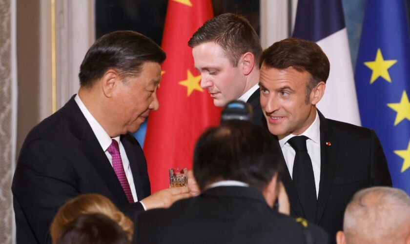 Les présidents chinois Xi Jinping et français Emmanuel Macron le 6 mai 2024 au palais de l'Elysée à Paris