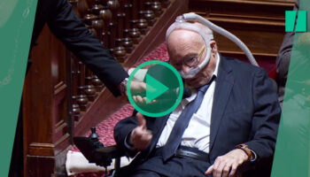 Gilbert Bouchet, sénateur atteint de la maladie de Charcot, a ému ses collègues en défendant son texte