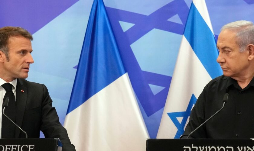 Le président français Emmanuel Macron (g) et le Premier ministre israélien Benjamin Netanyahu, le 24 octobre 2023 à Jérusalem