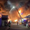 Großbrand in Frankfurt – Lagerhalle steht komplett in Flammen