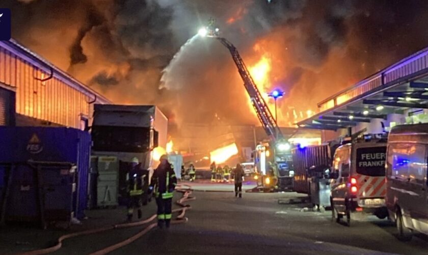 Lagerhalle brennt in Fechenheim