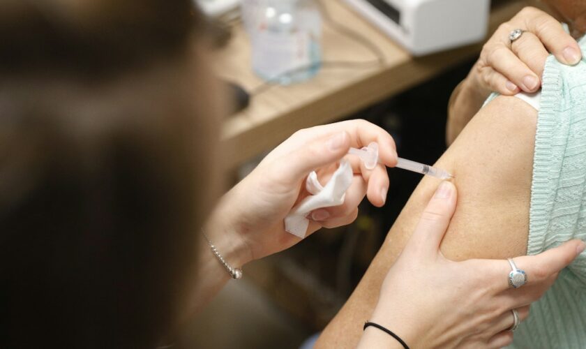 A l'approche des fêtes de fin d'année, le ministre de la Santé, Aurélien Rousseau, appelle à un "rebond de la vaccination" contre le Covid-19.