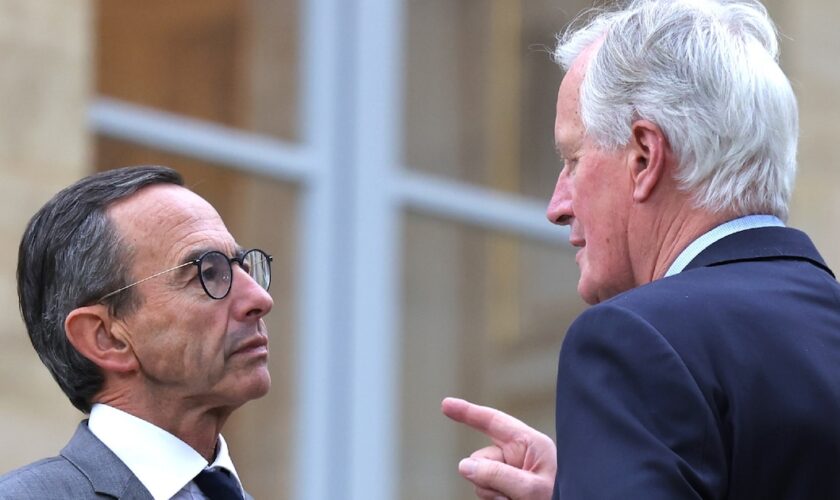 Le Premier ministre Michel Barnier (d) et le ministre de l'Intérieur Bruno Retailleau à l'issue du séminaire gouvernemental à l'hôtel Matignon, le 27 septembre 2024 à Paris