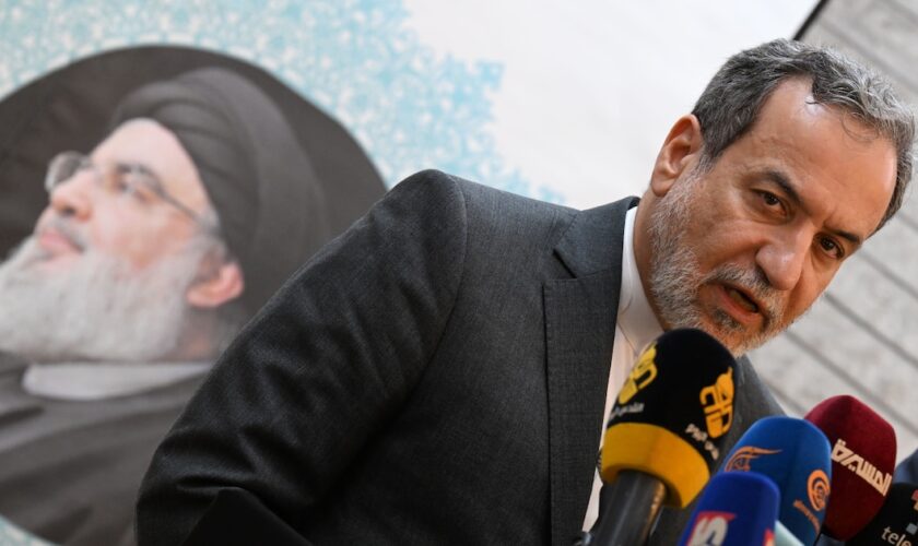 Le ministre iranien des Affaires étrangères, Abbas Araghchi, s'adresse à la presse à Damas, avec en arrière plan un portrait du chef du Hezbollah tué, Hassan Nasrallah, le 5 octobre 2024