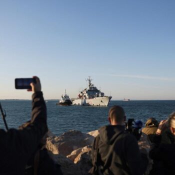 Migrationspolitik: Erstes Schiff mit Migranten aus Italien erreicht Albanien