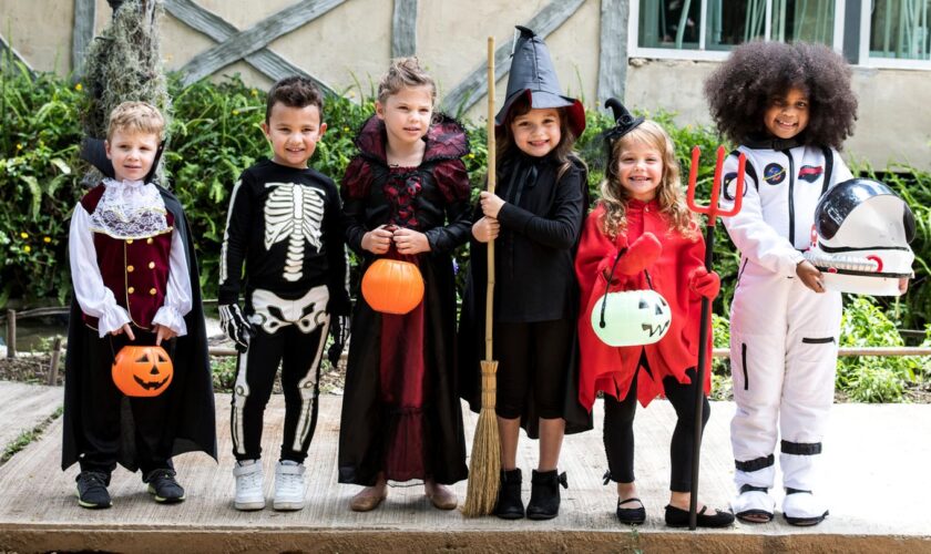 Diverse Kinder in Halloween-Kostümen