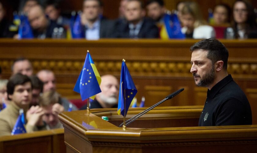 Le président Volodymyr Zelensky s'adresse aux membres du parlement ukrainien à Kiev, le 16 octobre 2024.