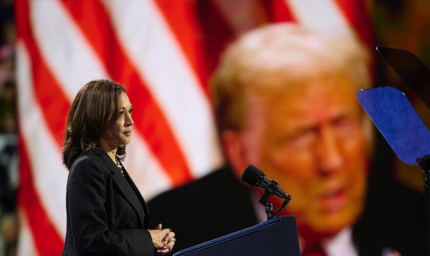 La vice-présidente américaine et candidate démocrate Kamala Harris, devant une vidéo montrant son adversaire Donald Trump, lors d'un meeting à Erié en Pennsylvanie, le 14 octobre 2024