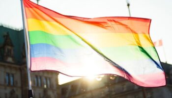 Gegen den Beschluss der Stadtvertretung Neubrandenburgs, die Regenbogenflagge vom Bahnhofsvorplatz zu verbannen, regt sich in de