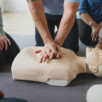 «Nerveux à l’idée de toucher les seins», un tiers des Britanniques ont peur de pratiquer la réanimation cardio-pulmonaire sur les femmes