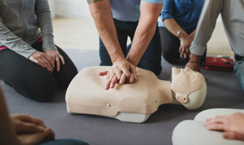 «Nerveux à l'idée de toucher les seins», un tiers des Britanniques ont peur de pratiquer la réanimation cardio-pulmonaire sur les femmes