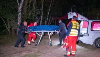 Einsatzkräfte bergen am Fluss Ilmenau eine Leiche