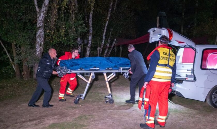 Einsatzkräfte bergen am Fluss Ilmenau eine Leiche