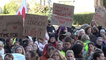 Mit Trillerpfeifen und Plakaten haben die MHH-Beschäftigten ihren Forderungen Nachdruck verliehen. Foto: Fernando Martinez/dpa