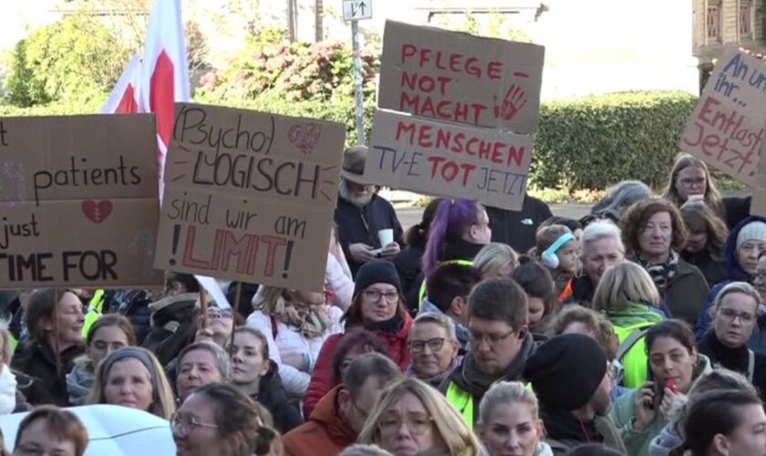 Mit Trillerpfeifen und Plakaten haben die MHH-Beschäftigten ihren Forderungen Nachdruck verliehen. Foto: Fernando Martinez/dpa