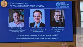 Le comité Nobel annonce les lauréats du prix Nobel d'économie 2024 lors d'une conférence de presse à Stockholm, en Suède, le 14 octobre 2024.