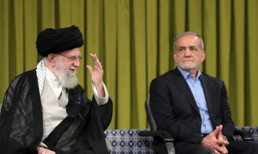 Le guide suprême iranien Ali Khamenei (à gauche) et le président iranien Masoud Pezeshkian (à droite) rencontrent des universitaires des pays islamiques pour la 38e Conférence internationale de l'unité islamique à Téhéran, en Iran, le 21 septembre 2024.