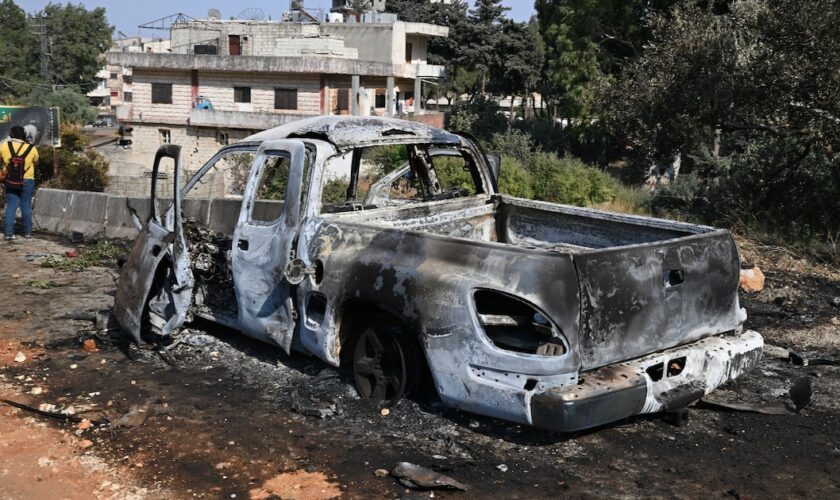 Un véhicule calciné après des frappes israéliennes près de Mesyaf, dans la province de Hama, en Syrie, le 9 septembre 2024