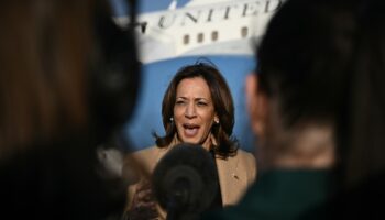 La vice-présidente américaine Kamala Harris, candidate démocrate à la Maison Blanche, devant la presse avant un déplacement de campagne en Caroline du Nord (Etats-Unis) le 13 octobre 2024