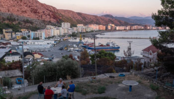 Migrants : comment l’Albanie est devenue le terrain d’expérimentation des « hubs de retour » de l’Italie