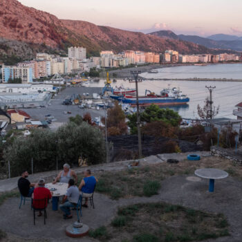 Migrants : comment l’Albanie est devenue le terrain d’expérimentation des « hubs de retour » de l’Italie