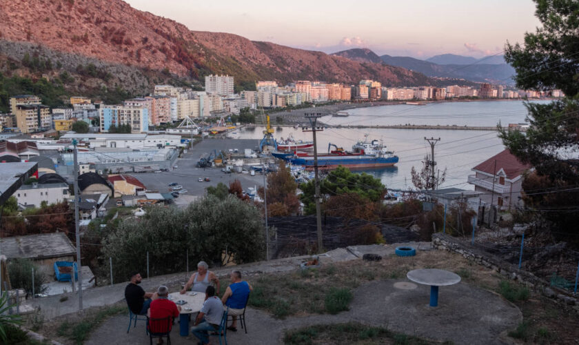 Migrants : comment l’Albanie est devenue le terrain d’expérimentation des « hubs de retour » de l’Italie