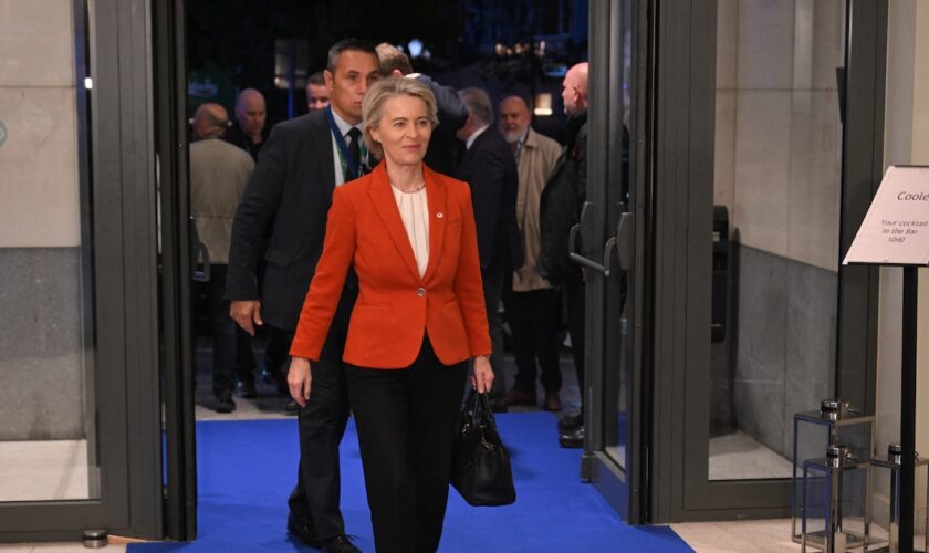 La présidente de la Commission européenne, Ursula Von der Leyen, arrive à une réunion du Parti populaire européen (PPE) à Bruxelles le 17 octobre 2024.