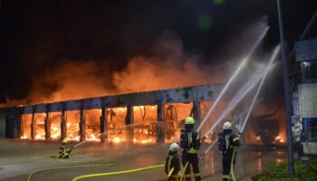 Kein Feuermelder bei der Feuerwehr – Brand verursacht Millionenschaden