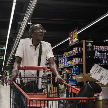 Des clients font leurs courses dans un supermarché de Fort-de-France, en Martinique, le 14 octobre 2024